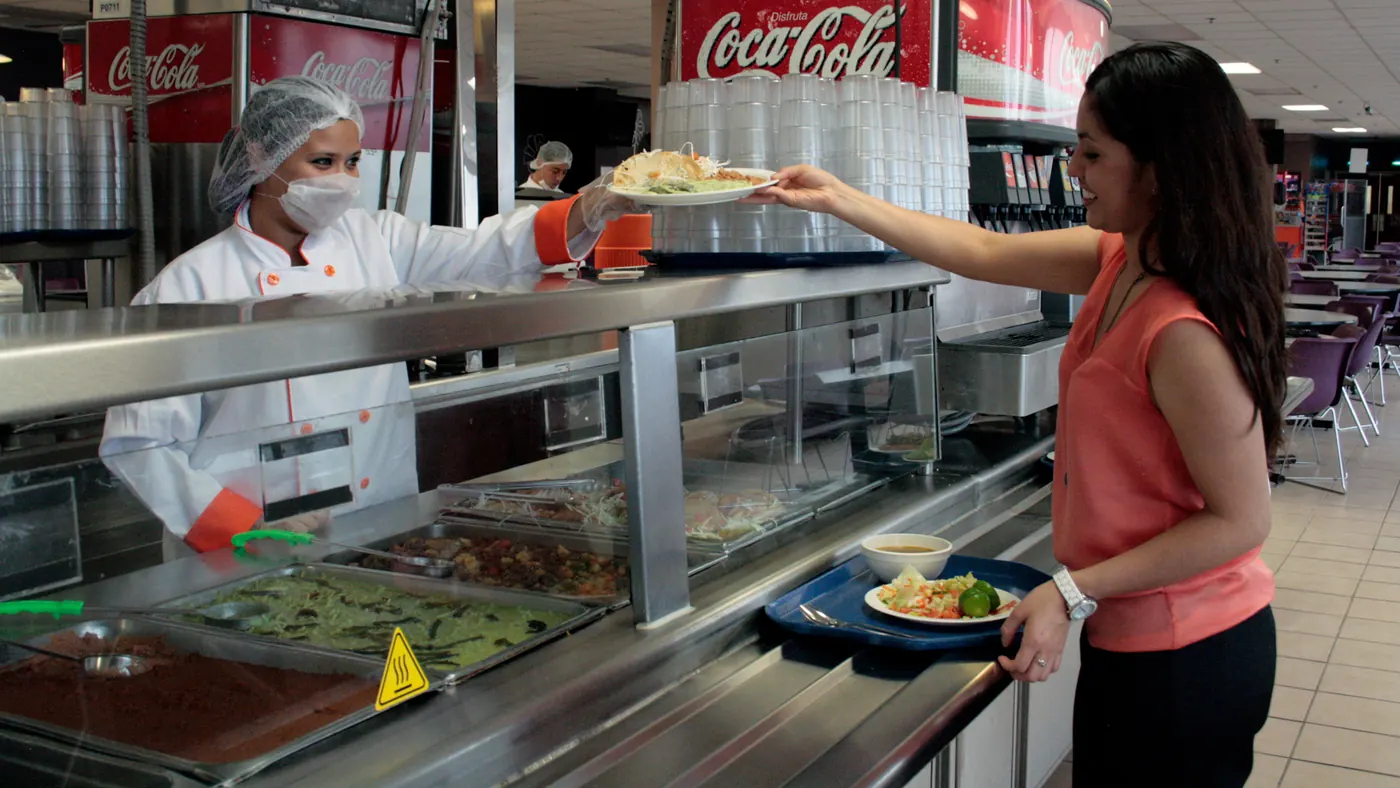 Atención a empleados en línea de comedor industrial para maquiladoras