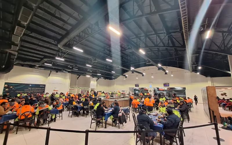 Comedor industrial en operación con alto volumen de colaboradores