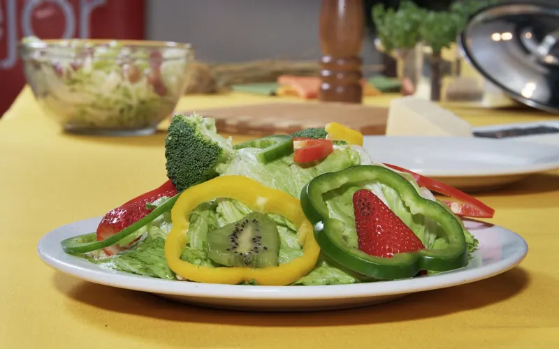 Platillo saludable con ensalada fresca para comedor empresarial
