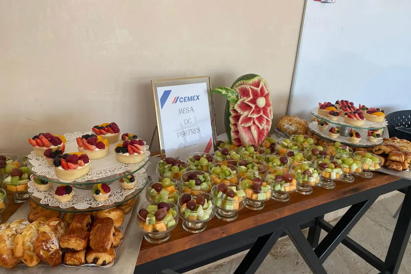 Mesa de postres para catering empresarial y eventos corporativos