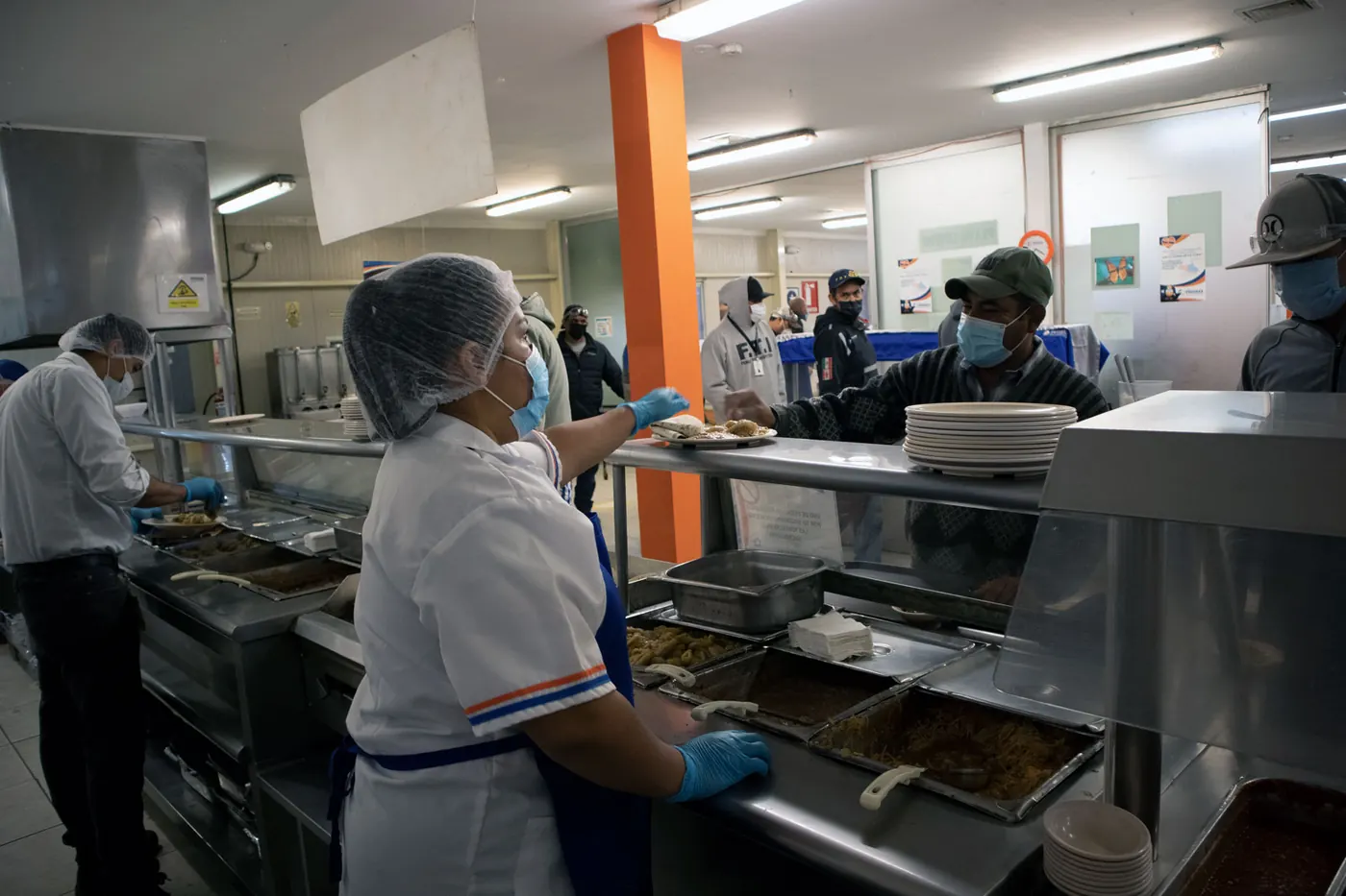 Personal de Grupo Prosesa sirviendo alimentos en comedor industrial