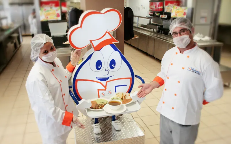 Prosesín, mascota oficial de Grupo Prosesa, con equipo de chefs