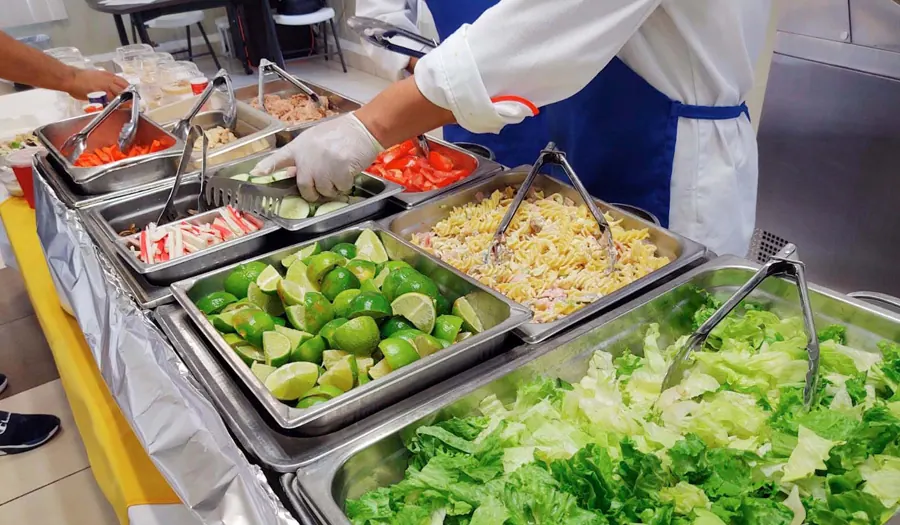 Servicio tipo buffet en comedor industrial con alimentos frescos