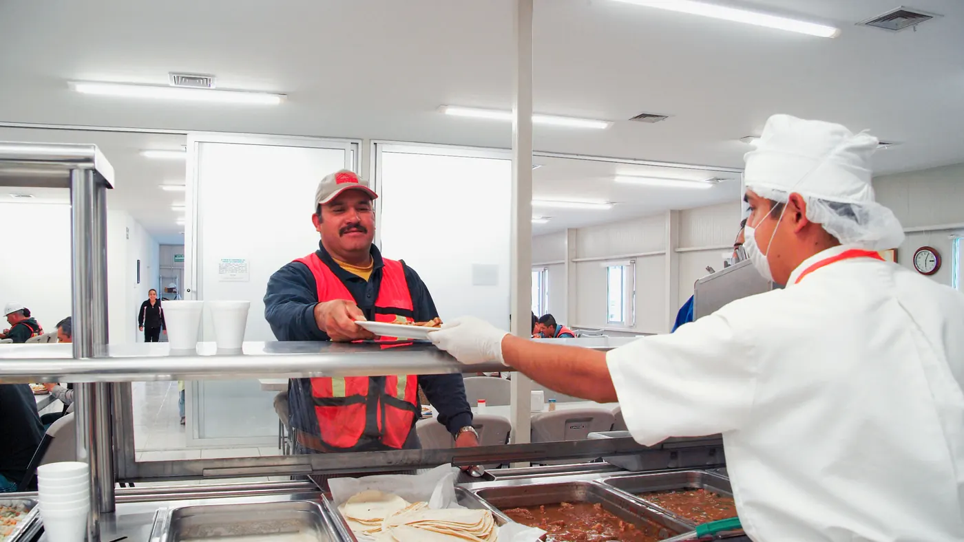 Servicio de alimentos para personal operativo en comedor industrial